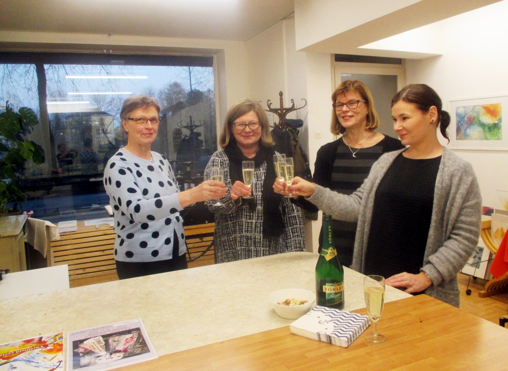 KUOHUVIINIT GRAFIIKANPAJAN PUOLELLA