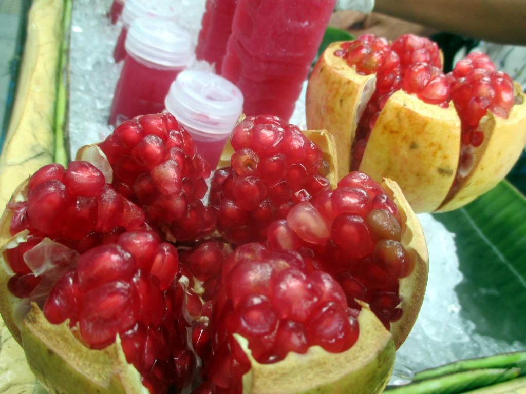 OSTIMME KATUKOJUSTA JÄLKIRUUAKSI TUOREITA GRANAATTIOMENOITA JA MAKEITA ANANAKSIA