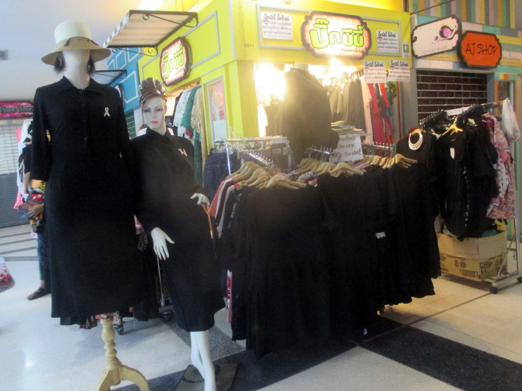 KAUPOISSA ON TARJOLLA MUSTIA VAATTEITA