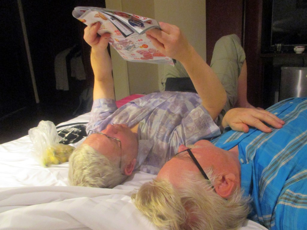 VOIPUNEET MATKAILIJAT TUTKIVAT KAUPAN TARJOUSLEHTISTÄ