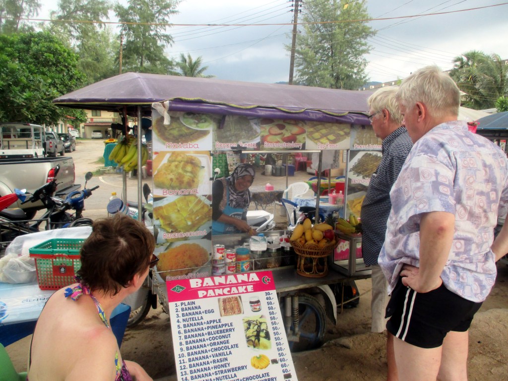 BANAANIPANNUKAKUT MAISTUIVAT TULISEN CURRYN JÄLKEEN