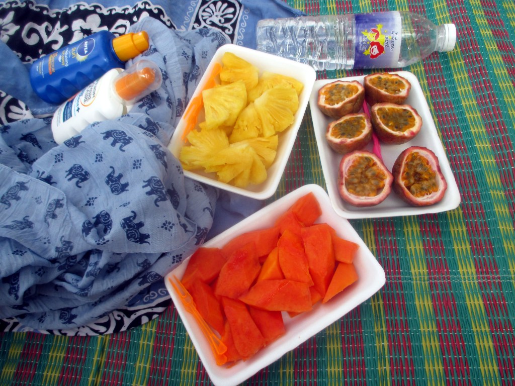 ANANASTA, PASSIONHEDELMÄÄ JA PAPAIJAA RANTAEVÄINÄ