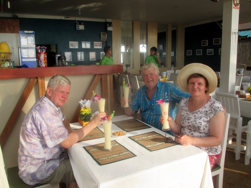 MATKAN ENSIMMÄISET COCKTAILIT