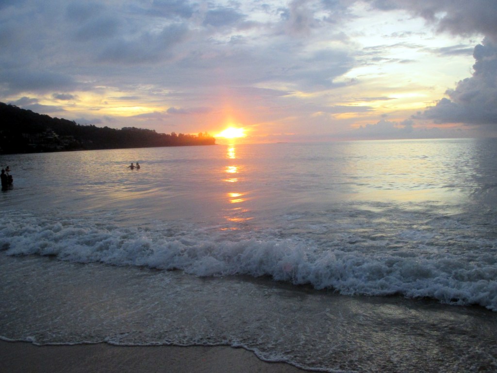 AURINKO PILKISTI PILVIEN LOMASTA