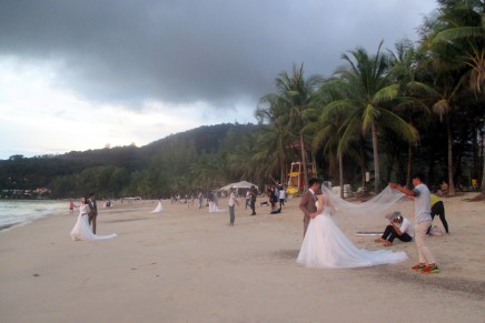 kymmenen hääparia kamalan&nbsp;rannalla