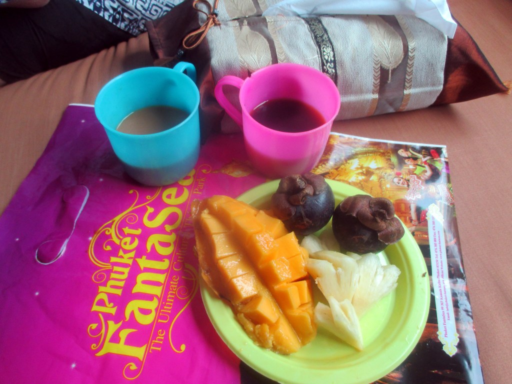 HEDELMÄT MAISTUIVAT PÄIVÄKAHVIN KANSSA