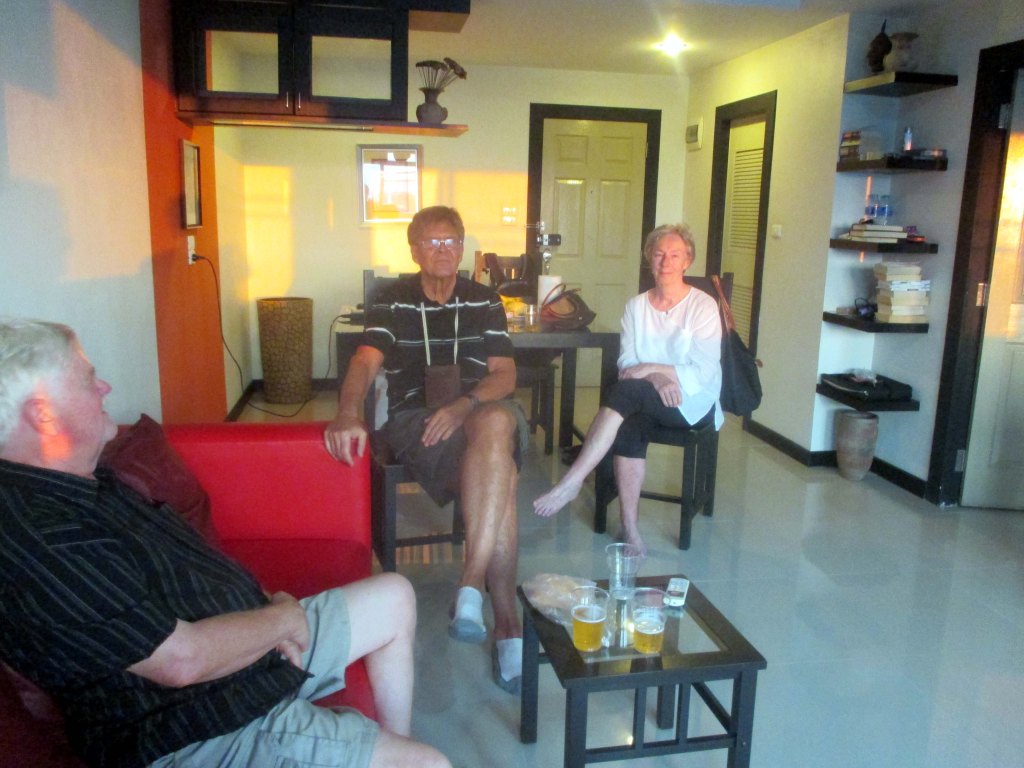 KYLÄSSÄ MÖKKINAAPUREIDEN LUONA