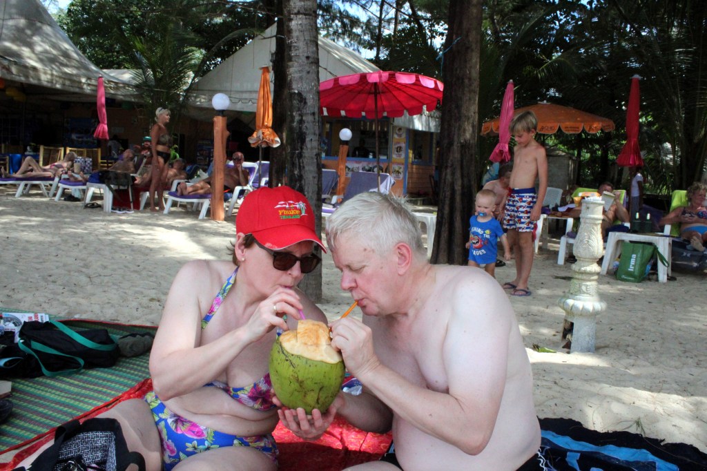 ARJA JA ESKO MAISTOIVAT ENSIMMÄISTÄ KERTAA TUORETTA KOOKOSPÄHKINÄÄ