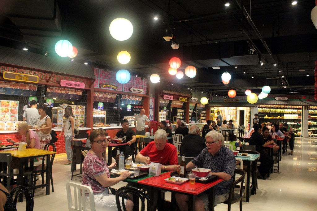 FOOD BAZAARISSA OLI TARJOLLA AASIAN KOKO KIRJO