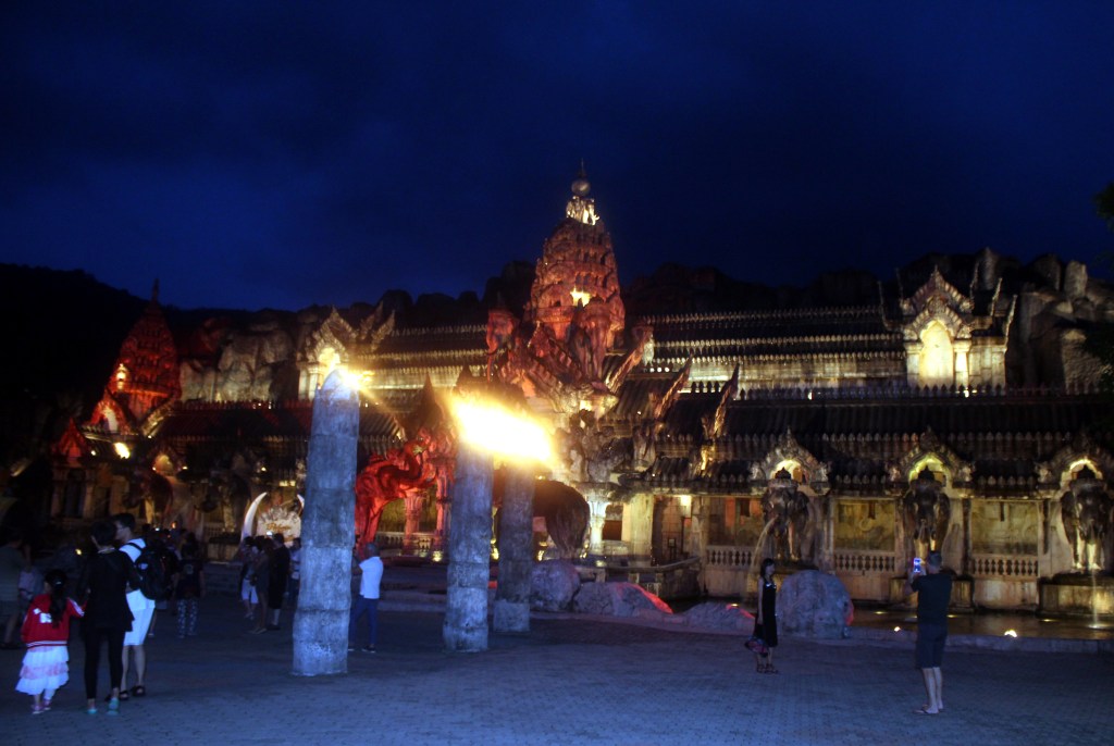 PALACE OF THE ELEPHANTS - SHOWRAKENNUS