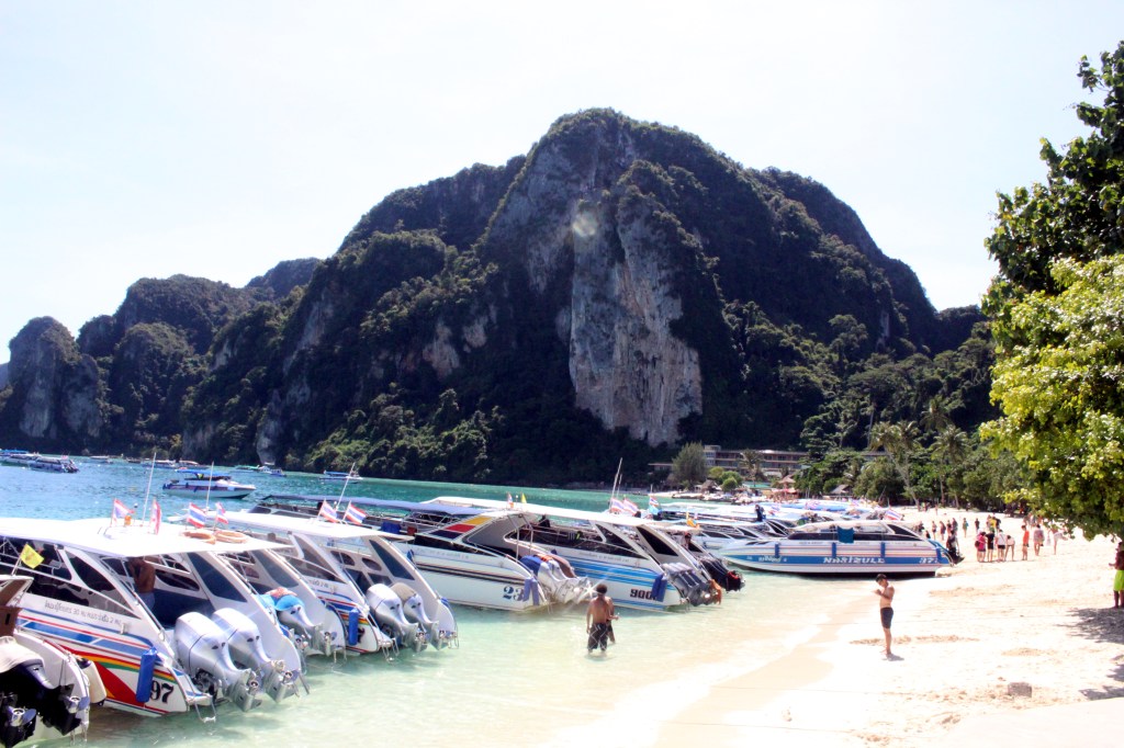 PIKAVENEET TÄYTTIVÄT PHI PHI DONIN RANNAN