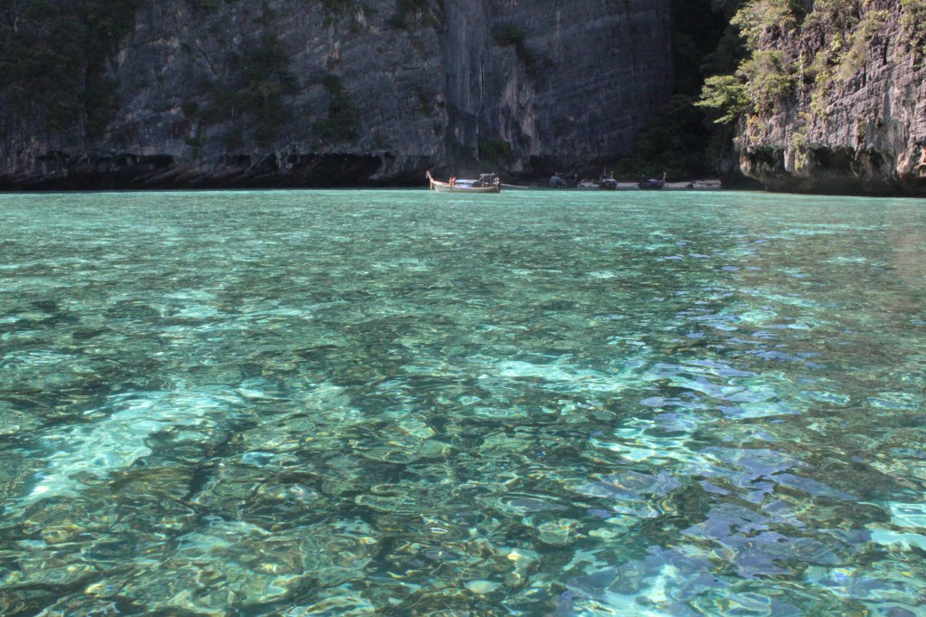 MERIVESI OLI USKOMATTOMAN KIRKASTA