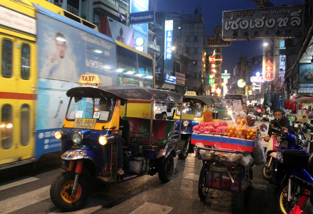 TUK-TUKEJA LIIKENTEESSÄ