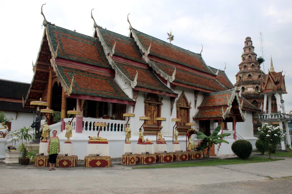 LEENA PÄÄSI TEMPPELIN EDESSÄ KUVAAN