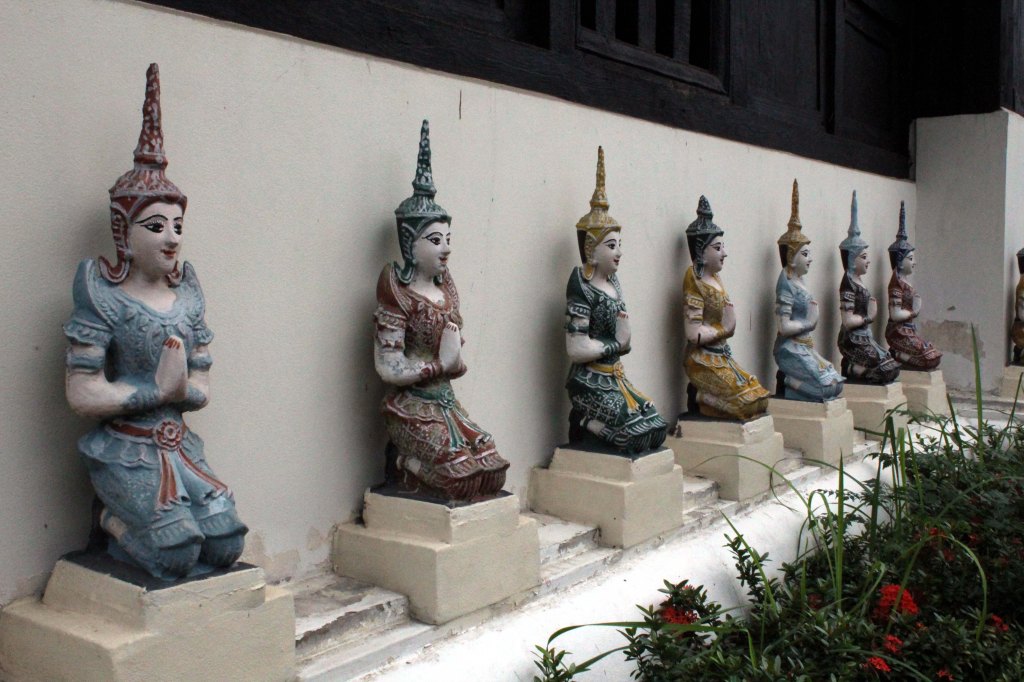 NEITORIVISTÖJÄ RIITTI YMPÄRI KOKO TEMPPELIALUEEN