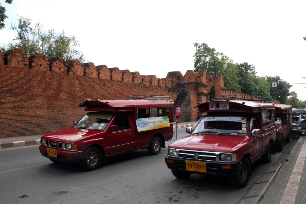 PUNAINEN SONTAO VEI MEIDÄT VANHANKAUPUNGIN TOISELLE LAIDALLE, TAKSA 30 B HENGELTÄ