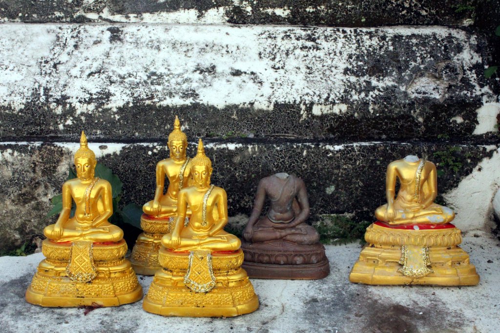 BUDDHANPATSAITA PÄIDEN KERA JA ILMAN