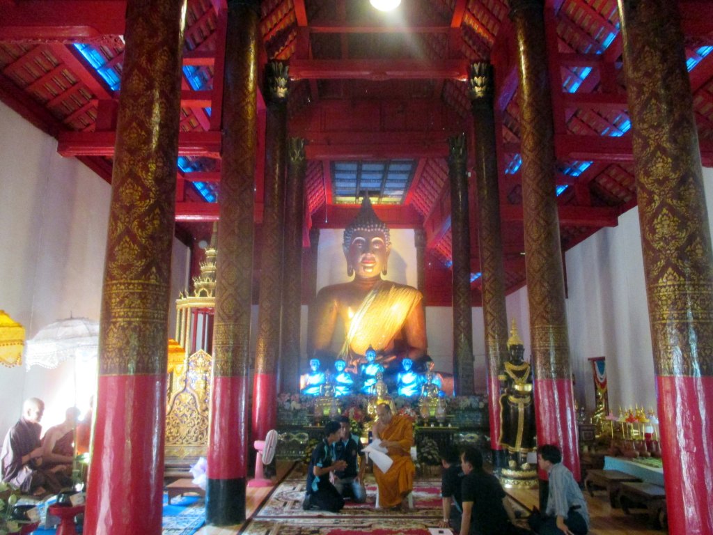 WAT PHAKHAO - ENISMMÄINEN TEMPPELI JOSSA OLI VAIHTUVAT VÄRIVALOT