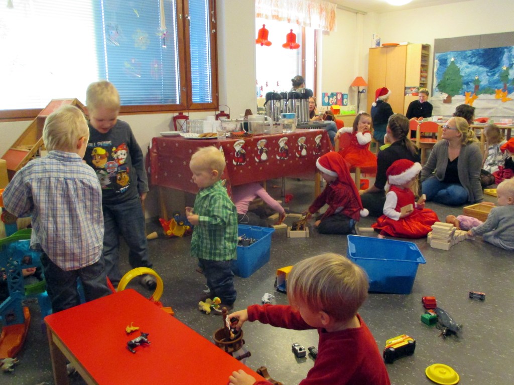 KAUKLAHDEN KAPPELIN KERHOLAISIA