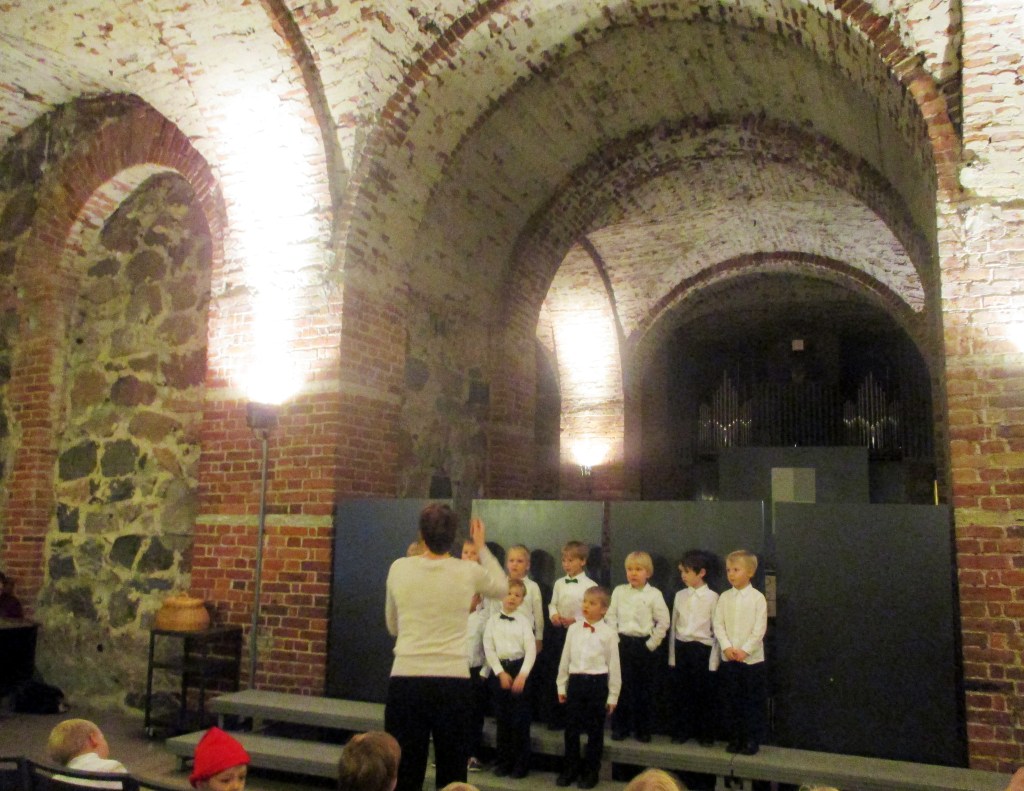 VIISIVUOTIAAT ESPOON POJAT KAJAUTTIVAT KOMEASTI JOULULAULUN 