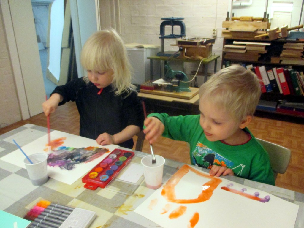 VISA JA OTSO MAALAUSPUUHISSA TYÖHUONEELLANI