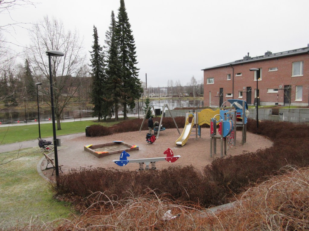 LEIKKIPUISTO OLI MÄRKÄ JA LUMETON