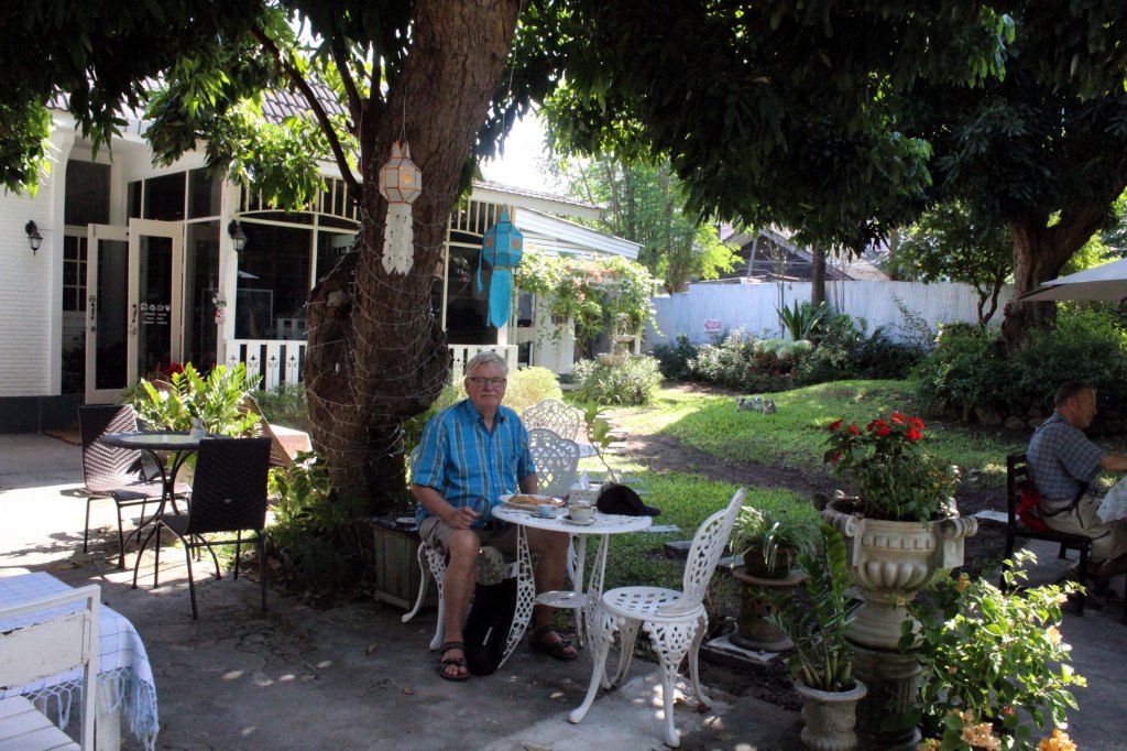 IDYLLINEN AAMUKAHVIKEIDAS