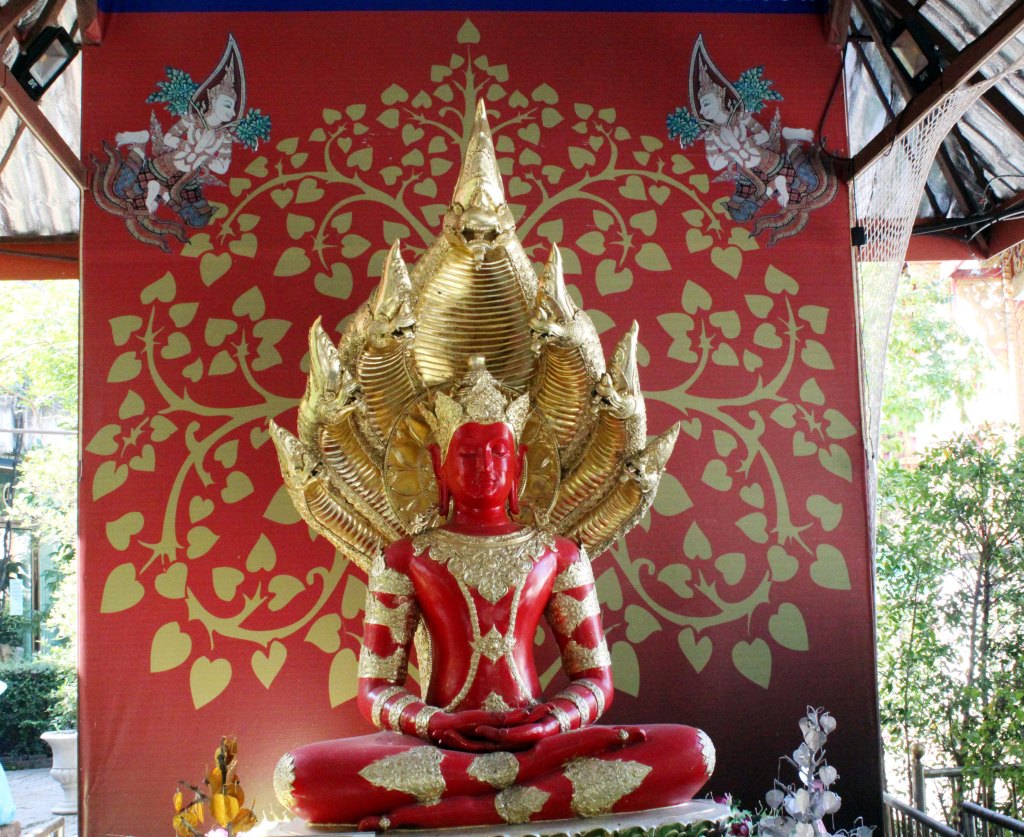 OLEMME NÄHNEET LUKUISIA KULTAISIA BUDDHIA, TÄMÄ OLI ENSIMMÄINEN PUNAVÄRINEN