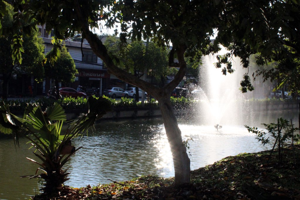 VANHAAKAUPUNKIA YMPÄRÖI SUIHKULÄHTEIN KORISTELTU KANAVA