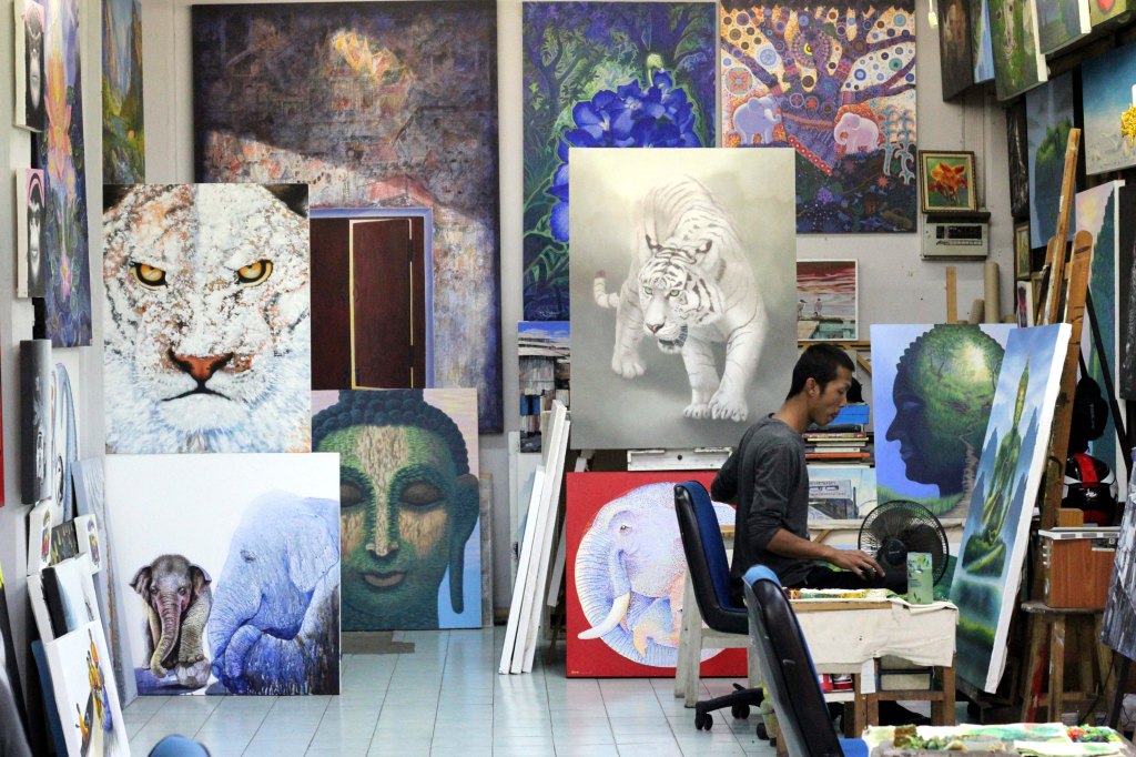 TAITEILIJA TYÖSSÄÄN