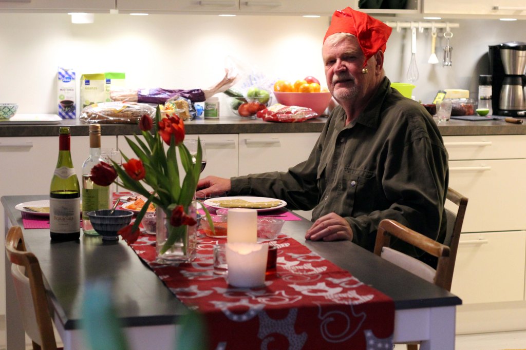 JUSSI PÄÄSI JOULUPATOJEN ÄÄREEN