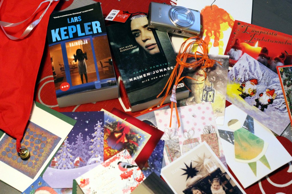 JOULUKORTTEJA, JOULULUKEMISTA JA UUSI IXUS-KAMERA