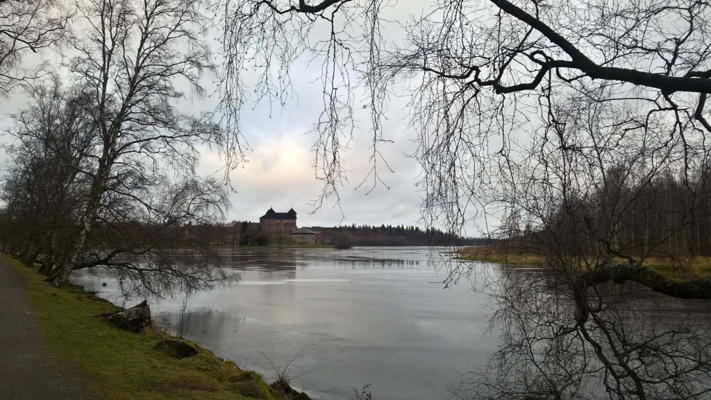 PÄIVÄKÄVELYLLÄ LINNANPUISTOSSA