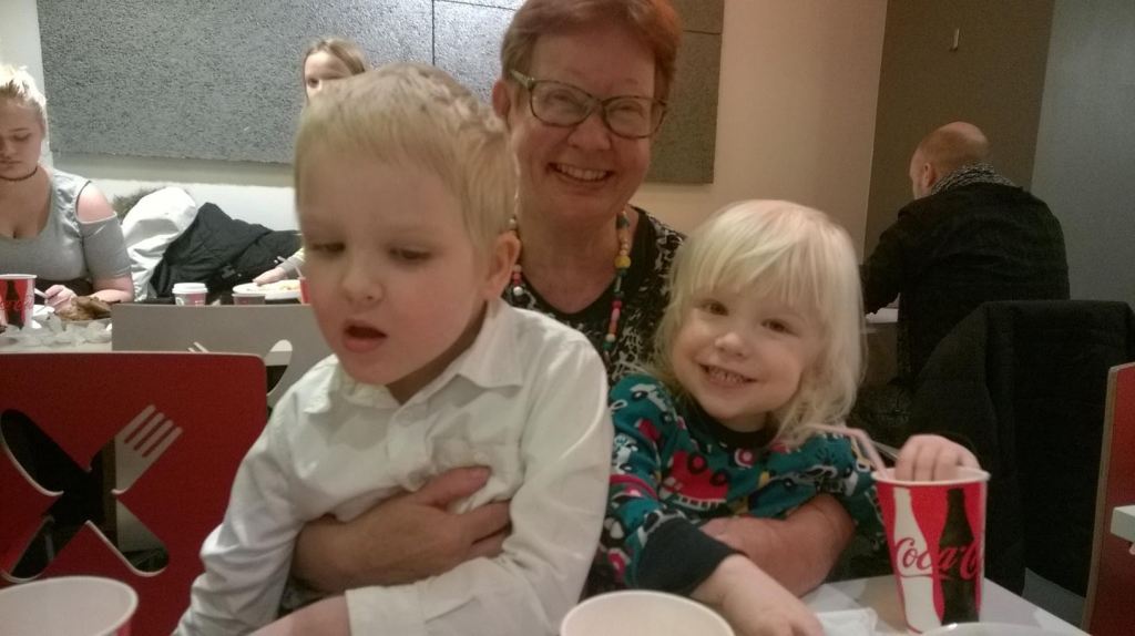 KUN PIZZAT OLI SYÖTY, POIKASET KIIPESIVÄT MUMMIN SYLIIN