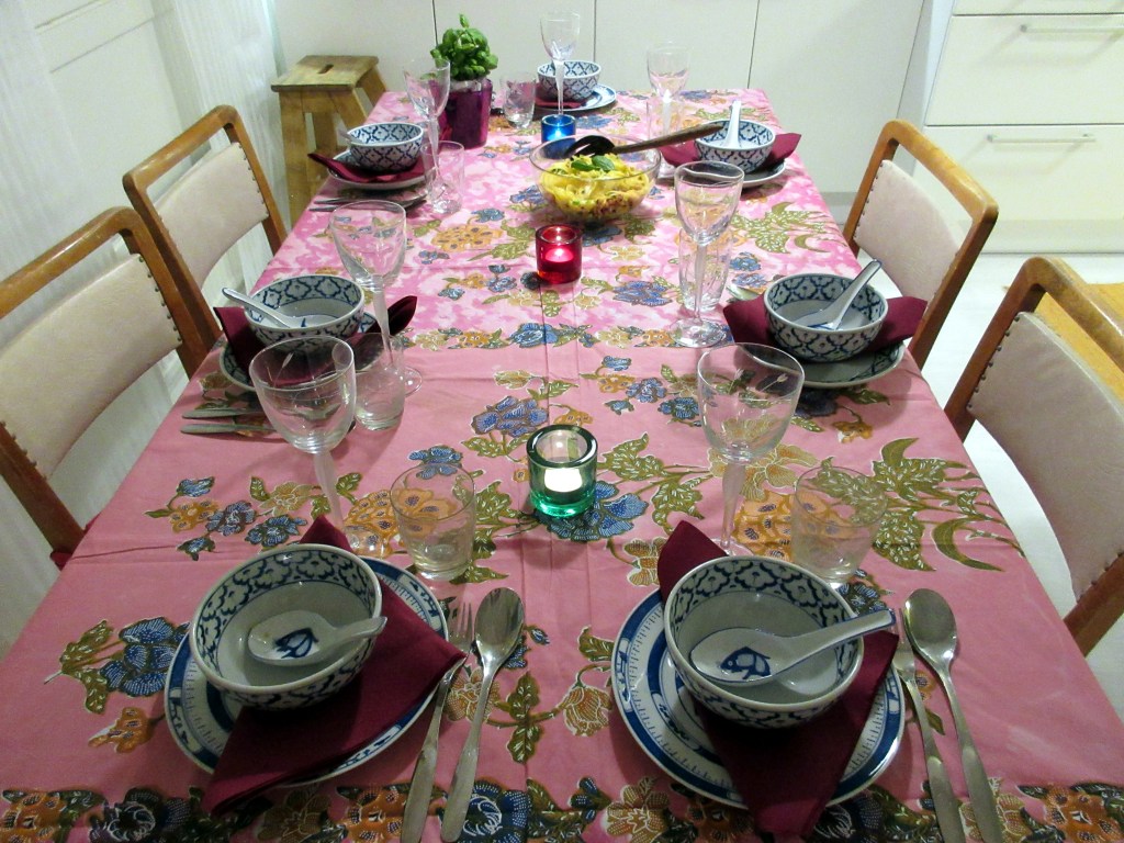 JUHLAPÖYTÄ ON KATETTU