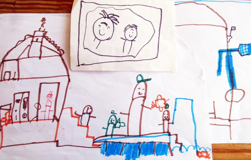 YLÄKUVASSA VISA JA OTSO, ALAKUVASSA OTSO ONKII SUVELAN LAITURILLA JA MUMMI OTTAA VALOKUVAA