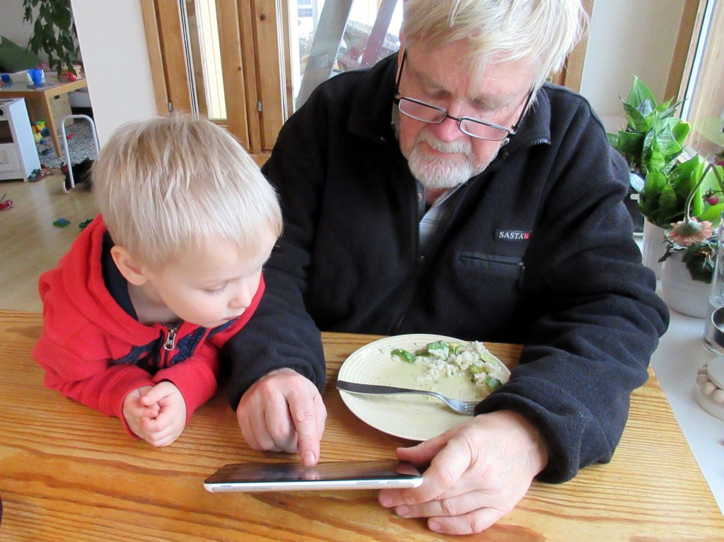 SAMU JA PAPPA TUTKAILEVAT UUTTA TABLETTIA