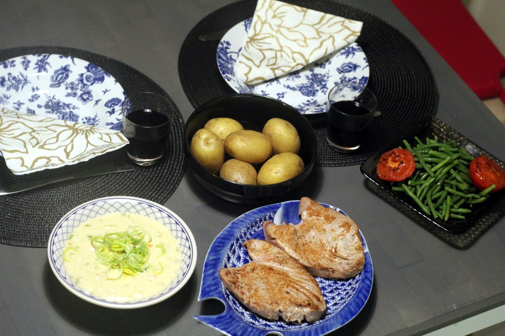 TONNIKALAPIHVEJÄ, KATKARAPUKASTIKETTA JA VIHREITÄ PAPUJA