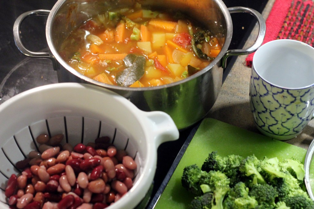 KEITTO KIEHUU, PAVUT JA PARSAKAALI ODOTTAVAT VUOROAAN