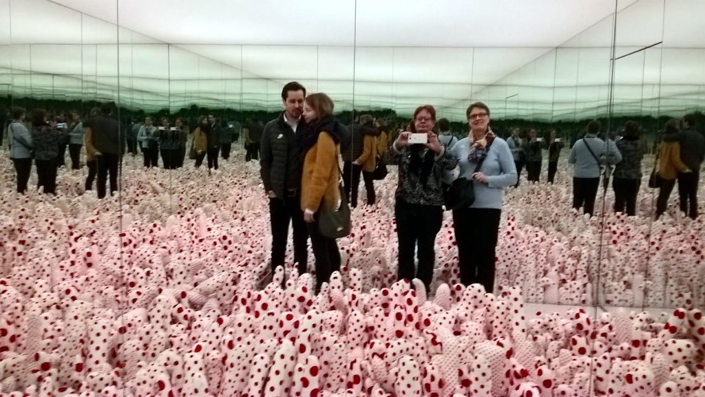 LIISAN KANSSA IHMEELLISESSÄ PEILIHUONEESSA HATTIVATTEJAKO?