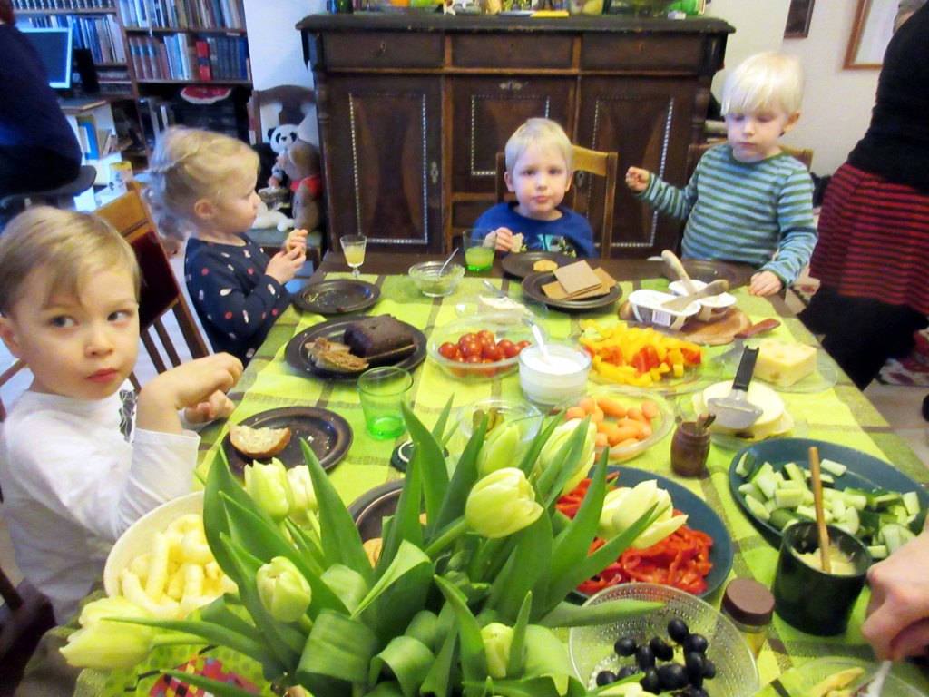 AHTI, VELLA, OTSO JA VISA VALLOITTIVAT PÖYDÄN