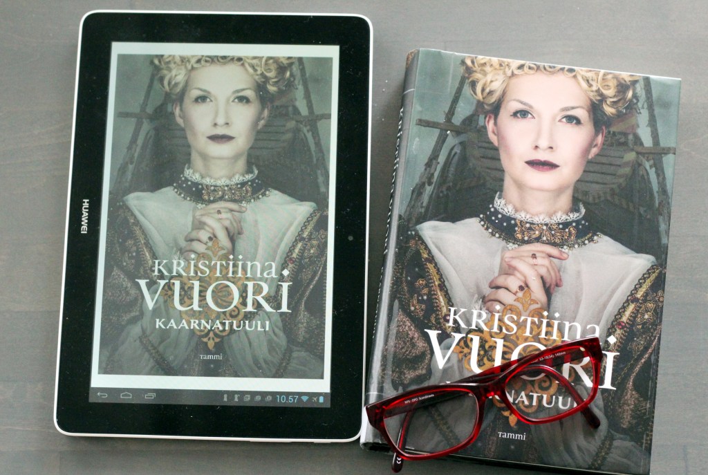 E-KIRJA TABLETILLA JA PAPERIVERSIO LUKULASIEN KERA