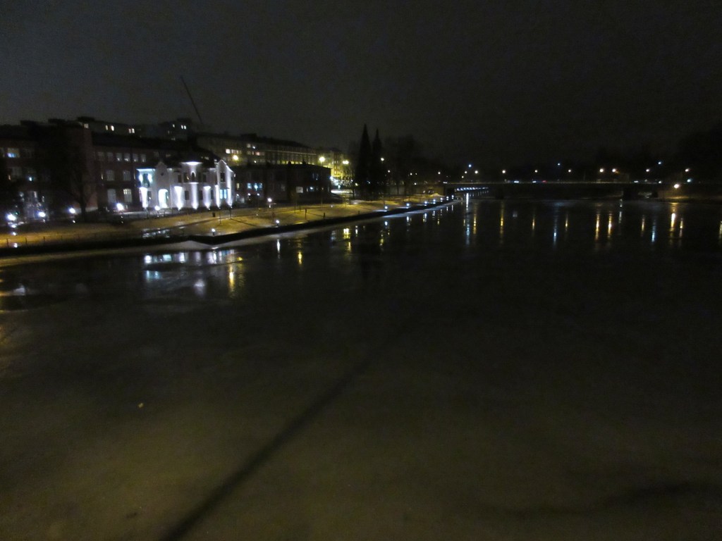 HÄMEENLINNAN VALOT SATEISENA MAALISKUUN ILTANA