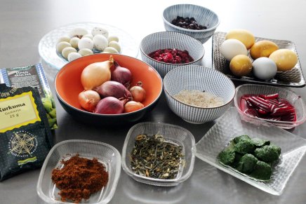 kananmunat värikylvyssä