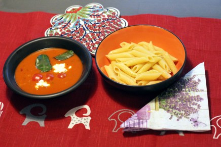 pennepastaa ja tomaatti-fenkolikastiketta