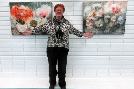 tehokas taidenäyttelyn ripustuspäivä jorvin sairaalan&nbsp;aulassa