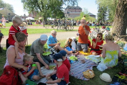piknik jazzin tahdissa ja&nbsp;rantaleikkejä