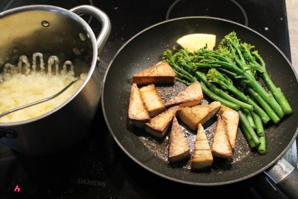 tofua, makeaa parsakaalia ja peruna-palsternakkasosetta