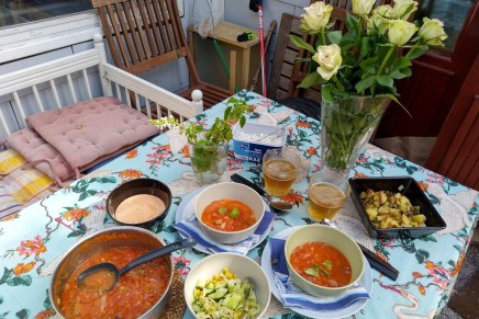 tuoretomaattikeittoa ja jättirapusalaattia