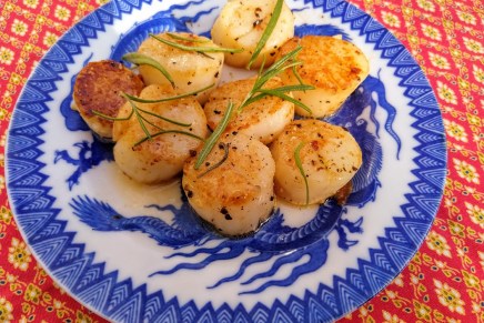 kampasimpukoita ja lehtikaalipaistosta